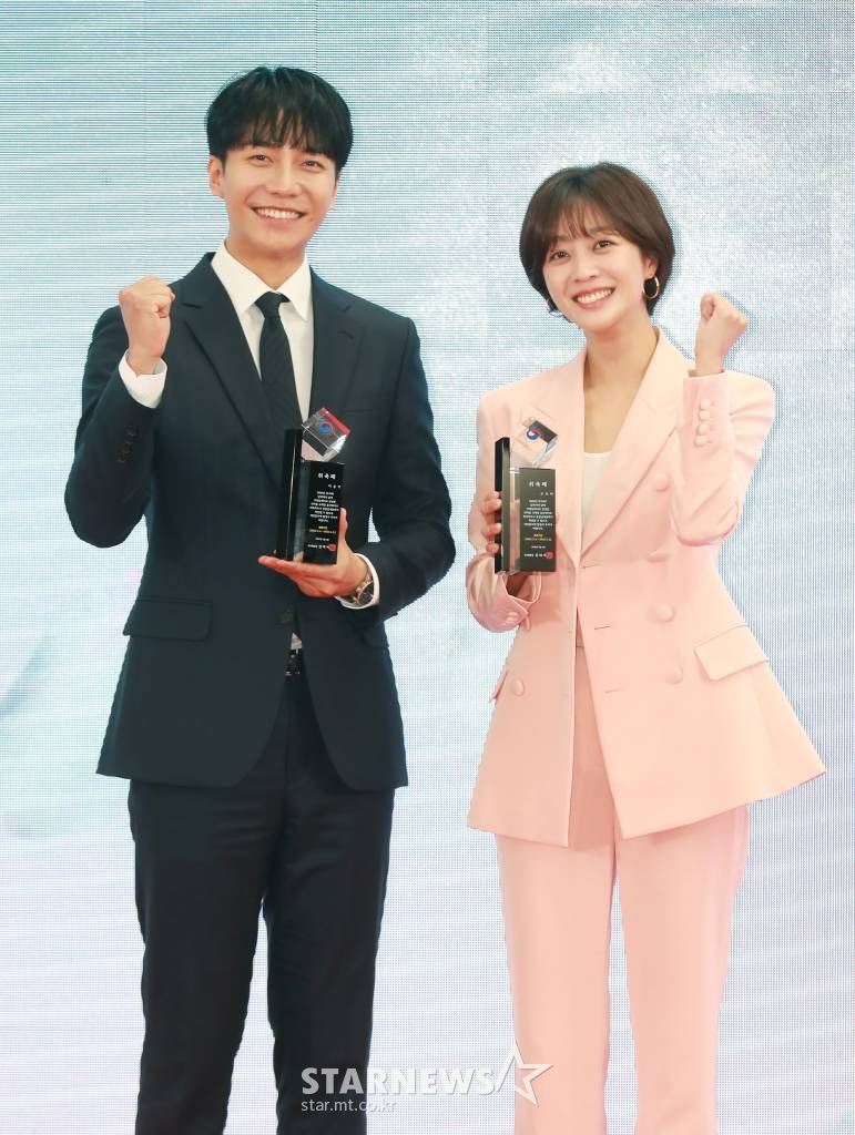 2022년 국세청 홍보대사로 위촉된 배우 이승기, 조보아가 4일 오전 서울 종로구 서울지방국세청에서 진행된 위촉식에서 기념촬영을 하고 있다. /2022.05.04 /사진=이동훈 기자 photoguy@