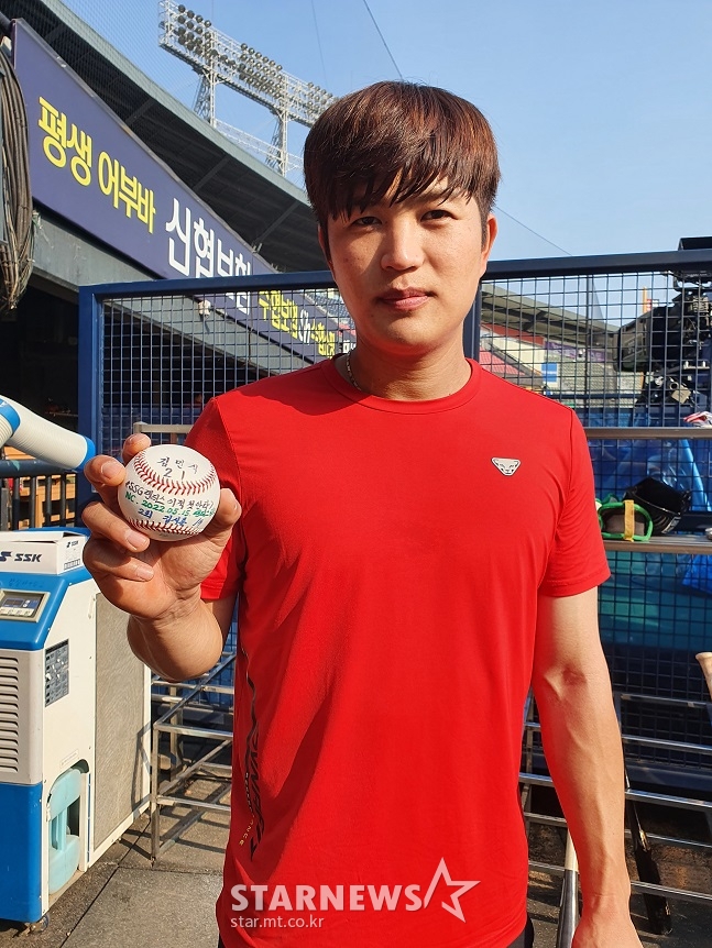 SSG 김민식이 17일 잠실 두산전을 앞두고 이적 후 첫 안타 공을 들고 포즈를 취하고 있다. /사진=양정웅 기자