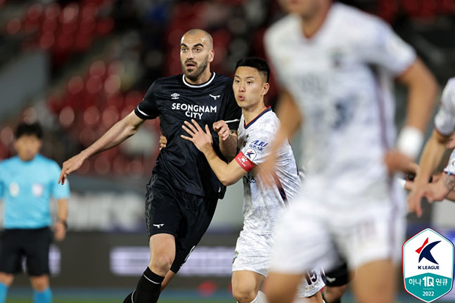 성남FC 공격수 뮬리치(왼쪽). /사진=한국프로축구연맹
