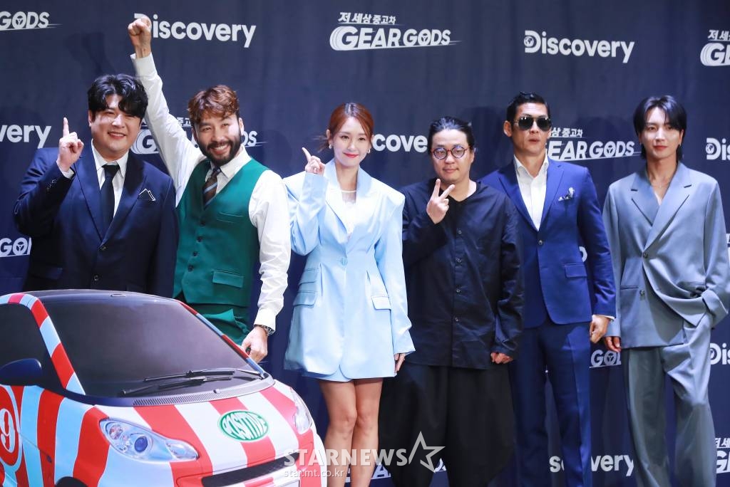신동, 노홍철, 오정연, 하정석 PD, 박준형, 이특이 27일 오후 서울 중구 앰배서더 서울 풀만 호텔에서 진행된 디스커버리 새 예능 저 세상 중고차 - 기어갓(GEAR GODS) 제작발표회에 참석해 포즈를 취하고 있다. 셀럽 자동차 딜러로 변신한 4MC가 두 팀으로 나뉘어 오래된 중고차를 저렴하게 구입해 복원, 수리 후 최고가에 재판매하는 신개념 중고차 복원 대결 버라이어티 프로그램 저 세상 중고차 - 기어갓은 오는 31일 첫 방송된다. /2022.05.27 /사진=이동훈 기자 photoguy@