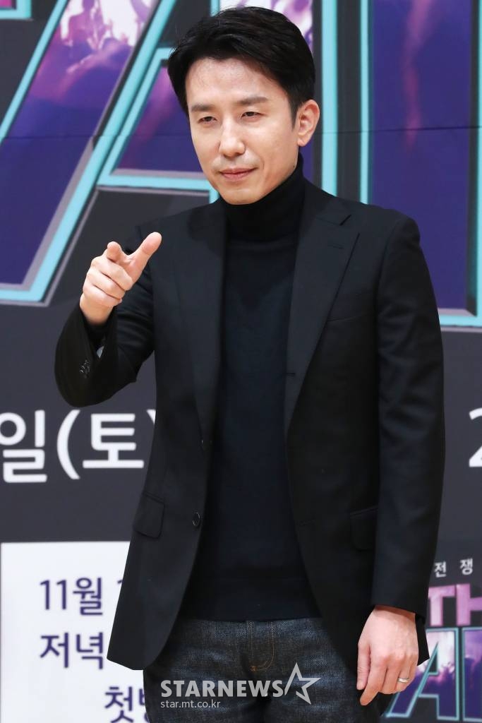 가수 유희열이 14일 오후 서울 양천구 목동 SBS에서 열린 음악 예능 '더 팬' 제작발표회에서 포즈를 취하고 있다. /사진=이기범 기자 leekb@