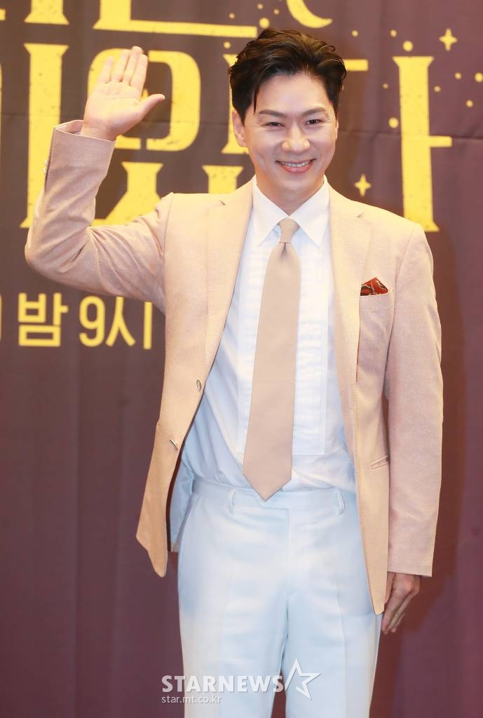 배우 정상훈이 22일 오후 서울 마포구 상암동 스탠포드호텔에서 진행된 TV조선 새 드라마 '마녀는 살아있다' 제작발표회에 참석해 포즈를 취하고 있다. 산 날과 살날이 반반인 불혹의 나이에 죽이고 싶은 누군가가 생겨버린 세 여자의 이야기를 다루는 미스터리 블랙코미디 '마녀는 살아있다'는 오는 25일 첫 방송된다. /2022.06.22 /사진=이동훈 기자 photoguy@