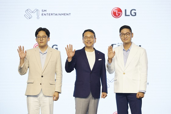 (왼쪽부터) SM 이성수 대표, LG전자 조주완 사장, SM 탁영준 대표 /사진제공=SM엔터테인먼트