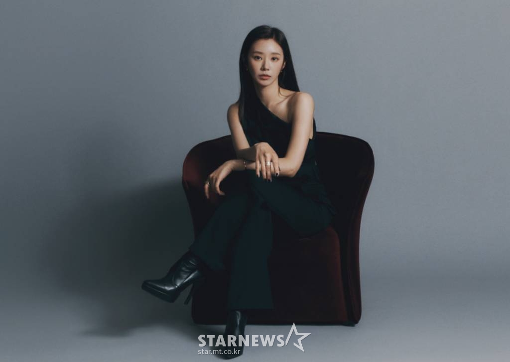 넷플릭스 오리지널 드라마 '종이의 집' 배우 이주빈이 4일 오전 진행된 화상 인터뷰를 위해 포즈를 취하고 있다. '종이의 집'은 통일을 앞둔 한반도를 배경으로 천재적 전략가와 각기 다른 개성 및 능력을 지닌 강도들이 기상천외한 변수에 맞서며 벌이는 사상 초유의 인질 강도극을 그린 넷플릭스 드라마다. /사진제공=넷플릭스 2022.07.04 /사진=이동훈 기자 photoguy@