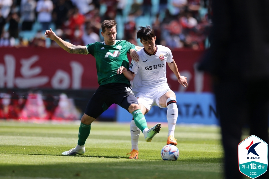 지난 5월 맞대결에서 볼 경합 중인 전북 일류첸코(왼쪽)와 서울 이한범. /사진=한국프로축구연맹