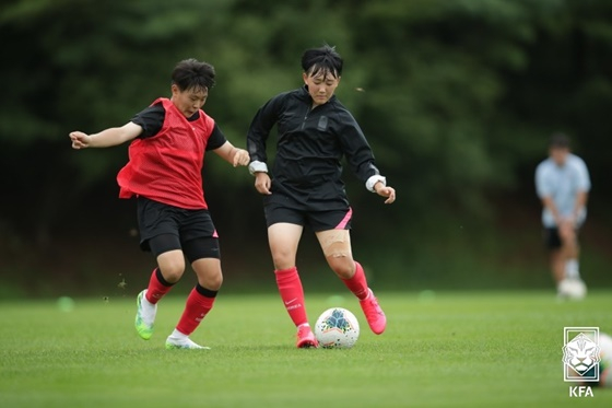 정유진(왼쪽). /사진=대한축구협회 제공
