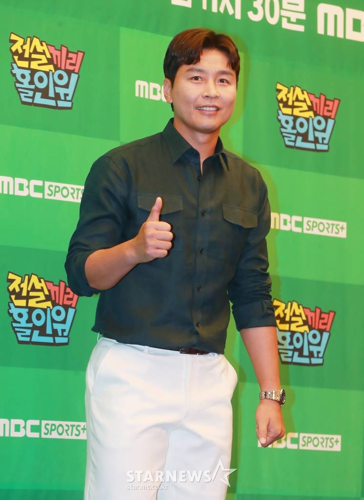 전 축구선수 이동국이 19일 오전 서울 상암동 스탠포드 호텔에서 진행된 MBC에브리원 예능 '전설끼리 홀인원' 제작발표회에 참석해 포즈를 취하고 있다. 축구와 농구 레전드 스타들이 펼치는 골프 대결을 통해 스포츠의 짜릿함과 예능의 유쾌함을 동시에 만끽할 수 있는 프로그램 '전설끼리 홀인원'은 오늘(19일) 첫 방송된다. /2022.07.19 /사진=이동훈 기자 photoguy@