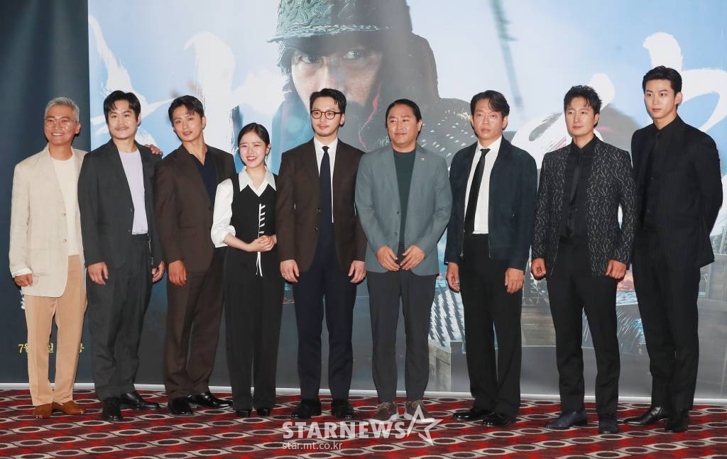 배우 조재윤, 김성균, 깅성규, 김향기, 변요한, 김한민 감독, 배우 박지환, 박해일, 옥택연이 19일 오후 서울 롯데시네마 월드타워점에서 진행된 영화 '한산: 용의 출현' 언론배급시사회에 참석해 질문에 답하고 있다. '명량'의 후속작으로 절대적인 열세 속에서 전황을 뒤집은 이순신 장군과 조선 수군의 위대한 승리를 그린 영화 '한산: 용의 출현'은 오는 27일 개봉한다. /2022.07.19 /사진=이동훈 기자 photoguy@