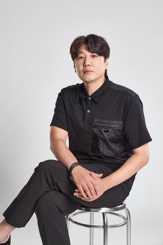 넷플릭스 오리지널 시리즈 '블랙의 신부'의 김정민 감독이 20일 오전 진행된 화상 인터뷰를 위해 포즈를 취하고 있다. '블랙의 신부'는 사랑이 아닌 조건을 거래하는 상류층 결혼정보회사에서 펼쳐지는 복수와 욕망의 스캔들을 그린 드라마다. /2022.07.20 /사진=이동훈 기자 photoguy@