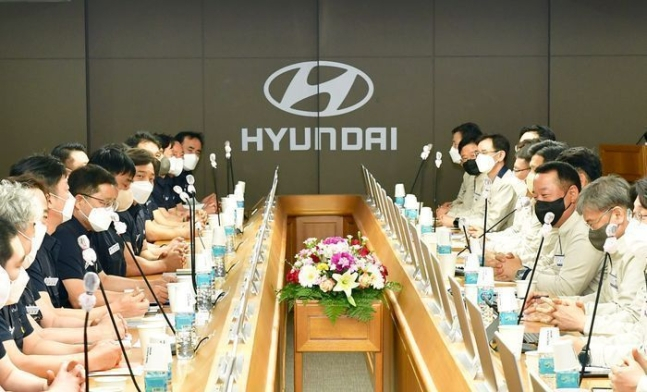최근 현대차 노사는 울산공장 본관 동행룸에서 이동석 현대차 대표이사와 윤장혁 전국금속노조위원장, 안현호현대자동차지부 지부장을 포함해 교섭대표 60여 명이 참석한 가운데 2022년 임금협상 상견례를 가졌다.