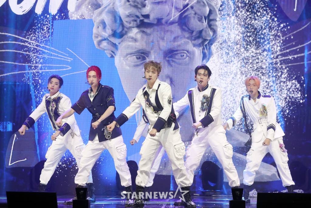 그룹 피원하모니(P1Harmony)가 20일 오후 서울 광진구 예스24 라이브홀에서 진행된 미니 4집 앨범 'HARMONY : ZERO IN' 발매기념 쇼케이스에 참석해 멋진 무대를 선보이고 있다. 'HARMONY : ZERO IN'은 아무것도 없는(ZERO) 상태에서 피원하모니만의 신세계를 조화롭게 구축해 나가는 이야기를 담았다. 2022.07.20 /사진=김창현 기자 chmt@