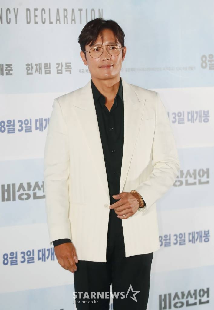 배우 이병헌이 25일 오후 서울 강남구 코엑스 메가박스에서 진행된 영화 '비상선언'(감독 한재림) 언론시사회에 참석해 포즈를 취하고 있다. 사상 초유의 항공테러로 무조건적 착륙을 선포한 비행기를 두고 벌어지는 리얼리티 항공재난 영화 '비상선언'은 오는 8월 3일 개봉한다. /2022.07.25 /사진=이동훈 기자 photoguy@
