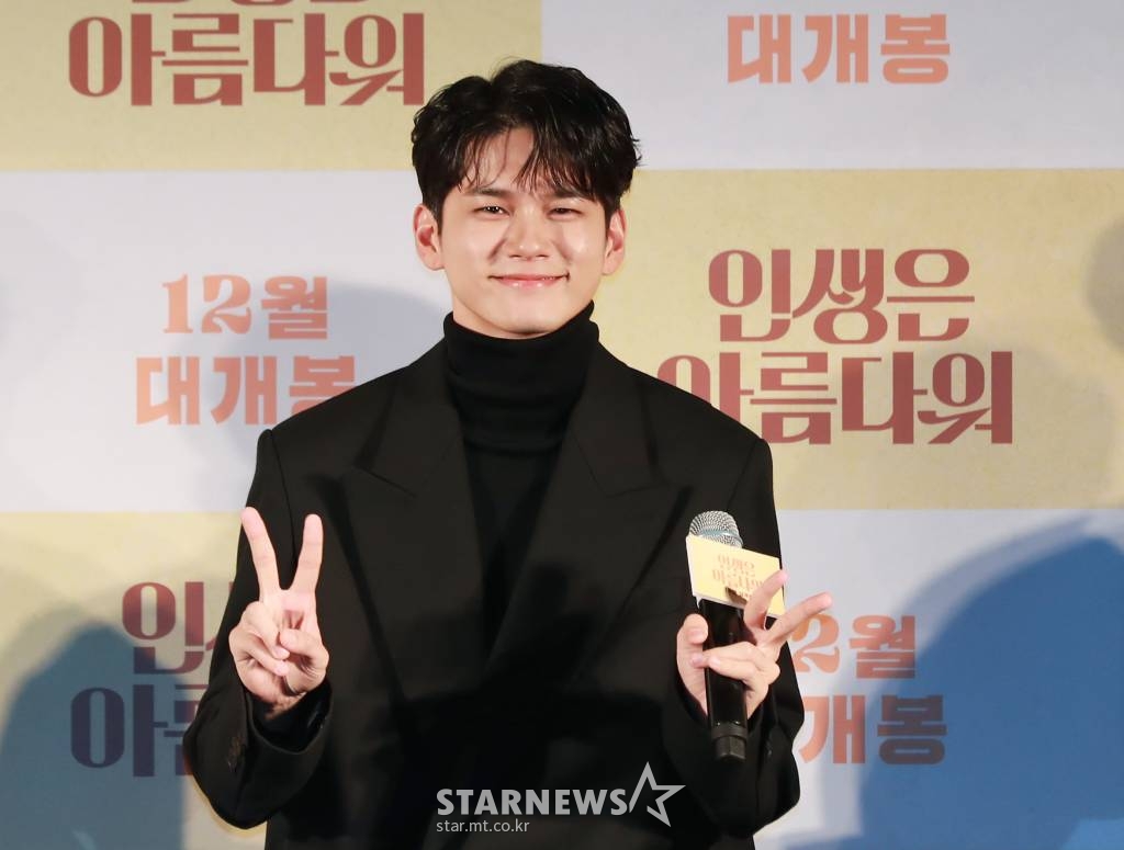 배우 옹성우가 11일 오전 서울 광진구 롯데시네마 건대입구점에서 진행된 뮤지컬 영화 '인생은 아름다워'(감독 최국희) 제작발표회에 참석해 질문에 답하고 있다. 자신의 마지막 생일선물로 첫사랑을 찾아 달라는 요구를 한 아내(세연)와 마지못해 그녀와 함께 전국 곳곳을 누비며 과거로의 여행을 떠나게 된 남편 ‘진봉’(류승룡)의 이야기를 담은 영화 '인생은 아름다워'는 오는 12월 개봉 예정이다. /사진=이동훈 기자 photoguy@