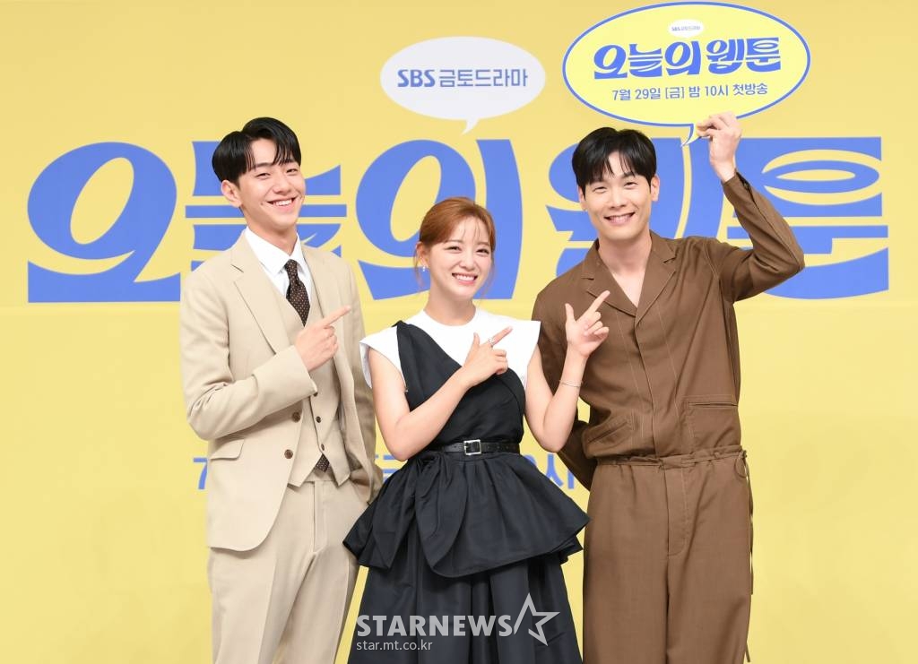 배우 남윤수, 김세정, 최다니엘이 26일 온라인으로 진행된 SBS 새 금토드라마 '오늘의 웹툰' 제작발표회에 참석해 포즈를 취하고 있다. '오늘의 웹툰'은 매일 '오늘의 웹툰'을 업로드하기 위한 웹툰 업계의 다이나믹 오피스 라이프, 그 세계에 발을 들인 유도 선수 출신 새내기 웹툰 편집자 온마음의 레벨업 성장기를 그린 드라마다. 오는 29일 첫 방송./ 사진제공 = SBS /사진=김창현 기자 chmt@