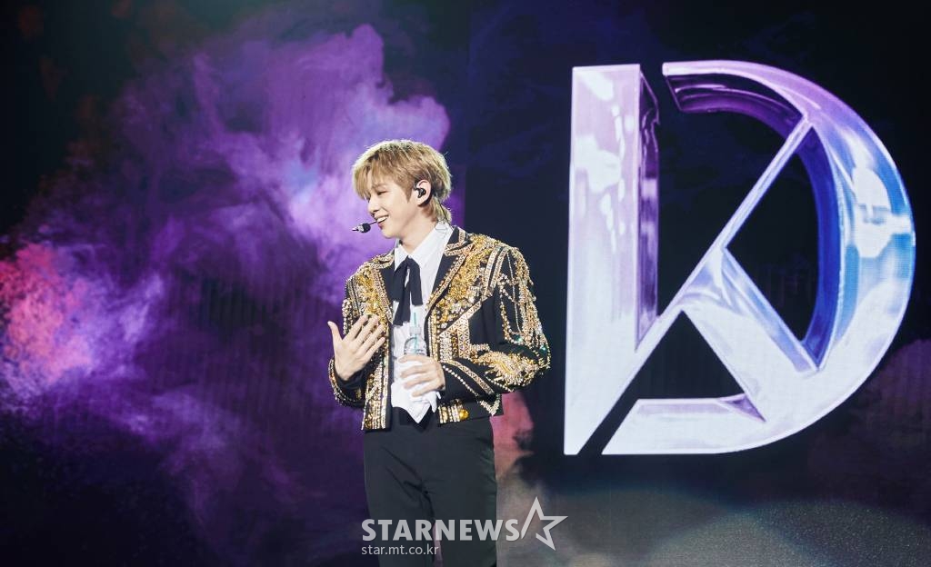 가수 강다니엘이 첫 솔로 콘서트를 개최했다. 강다니엘은 13일, 14일 양일간 서울 장충체육관에서 '2022 강다니엘 콘서트 퍼스트 퍼레이드 인 서울'을 개최하고 팬들과 만났다. 강다니엘 14일 콘서트에 앞서 소감에 대해 "앨범 갯수나 활동 기간에 비해 공연을 많이 하지 못해는데 마침내 콘서트를 하게 됐다. 드디어 무언가를 보여줄 수 있다는 생각이 들었다"라고 밝혔다. 강다니엘은 "한국, 서울에서 먼저 콘서트를 시작하고 이어 썸머소닉과 월드투어와 여러가지를 같이 시작하게 돼 기분이 남다르다"라며 "마침내 콘서트를 하게 돼 팬들과 호흡 맞추는 시간이 생겼다. 저의 공연을 보러 와주시고 저의 음악을 들어주시는 모든 분들께, 특별한 경험 소중한 경험이 되도록 노력하겠다. 잘 즐겨주시길 바란다"라고 전했다. / 사진제공 = 커넥트 엔터테인먼트 /사진=김창현 기자 chmt@