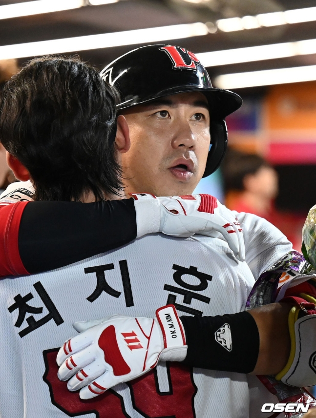 SSG 최지훈(왼쪽)과 김강민.