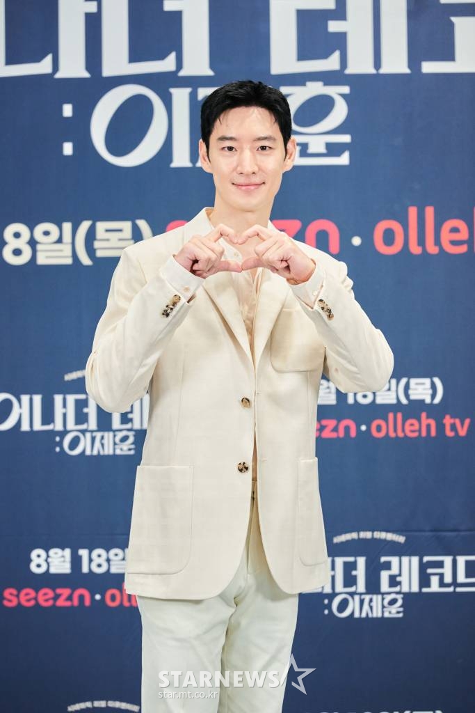 배우 이제훈이 16일 오전 온라인으로 진행된 seezn(시즌) 오리지널 영화 '어나더 레코드 : 이제훈' 제작발표회에 참석해 포즈를 취하고 있다. '어나더 레코드 : 이제훈'은 배우로서 틀을 깨는 연기를 보여주면서도 대중의 공감을 잃지 않기 위해 끊임 없이 상상하며 노력하는 이제훈을 기록했다. 오는 18일 오후 6시 공개. / 사진제공 = 시즌 /사진=김창현 기자 chmt@