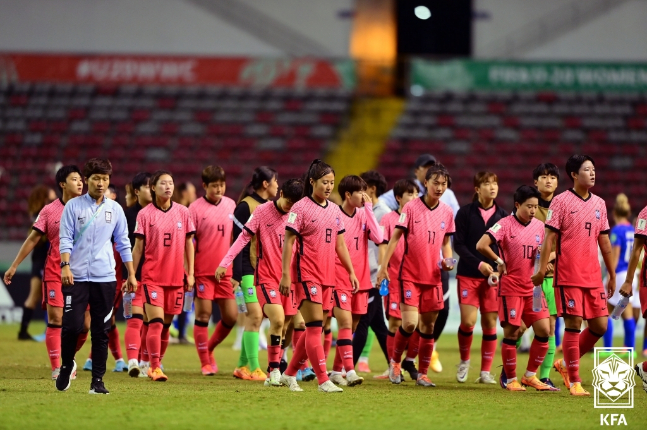 18일 프랑스와의 FIFA U-20 여자월드컵 패배로 8강 진출에 실패한 뒤 아쉬워하고 있는 대한민국 대표팀. /사진=대한축구협회
