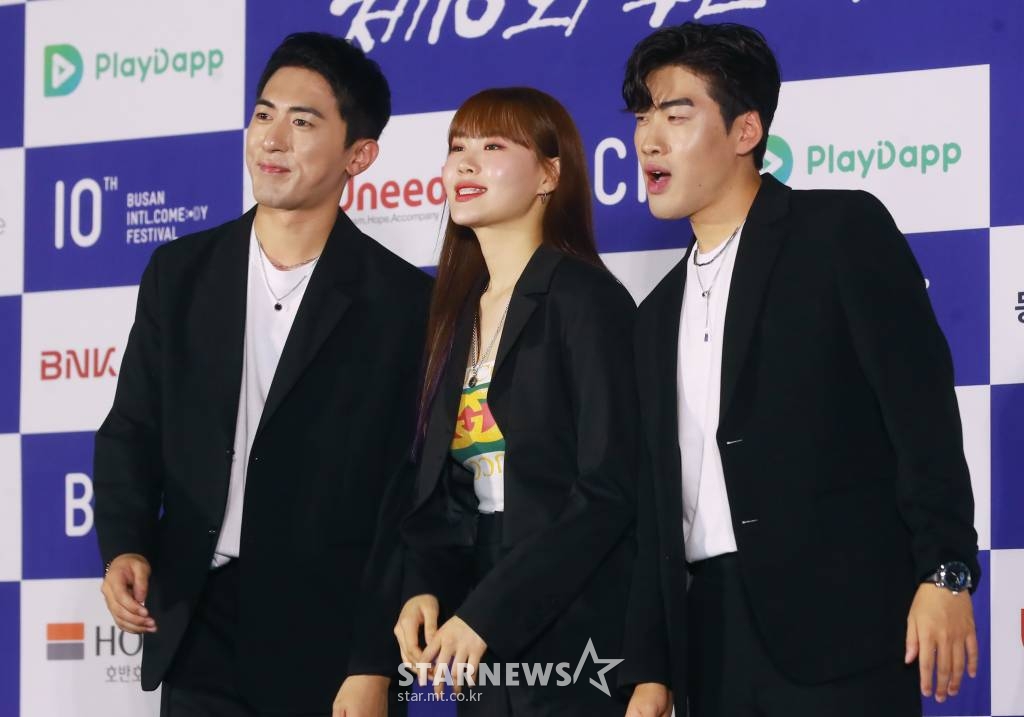 숏박스의 코미디언 김원훈, 엄지윤, 조진세가 19일 오후 부산 해운대구 영화의 전당에서 진행된 제10회 부산국제코미디페스티벌(BICF) 개막식에 참석해 포즈를 취하고 있다. 제10회 부산국제코미디페스티벌은 오늘(19일) 시작해 28일(일)까지 총10일간 진행된다. /2022.08.19 /사진=이동훈 기자 photoguy@