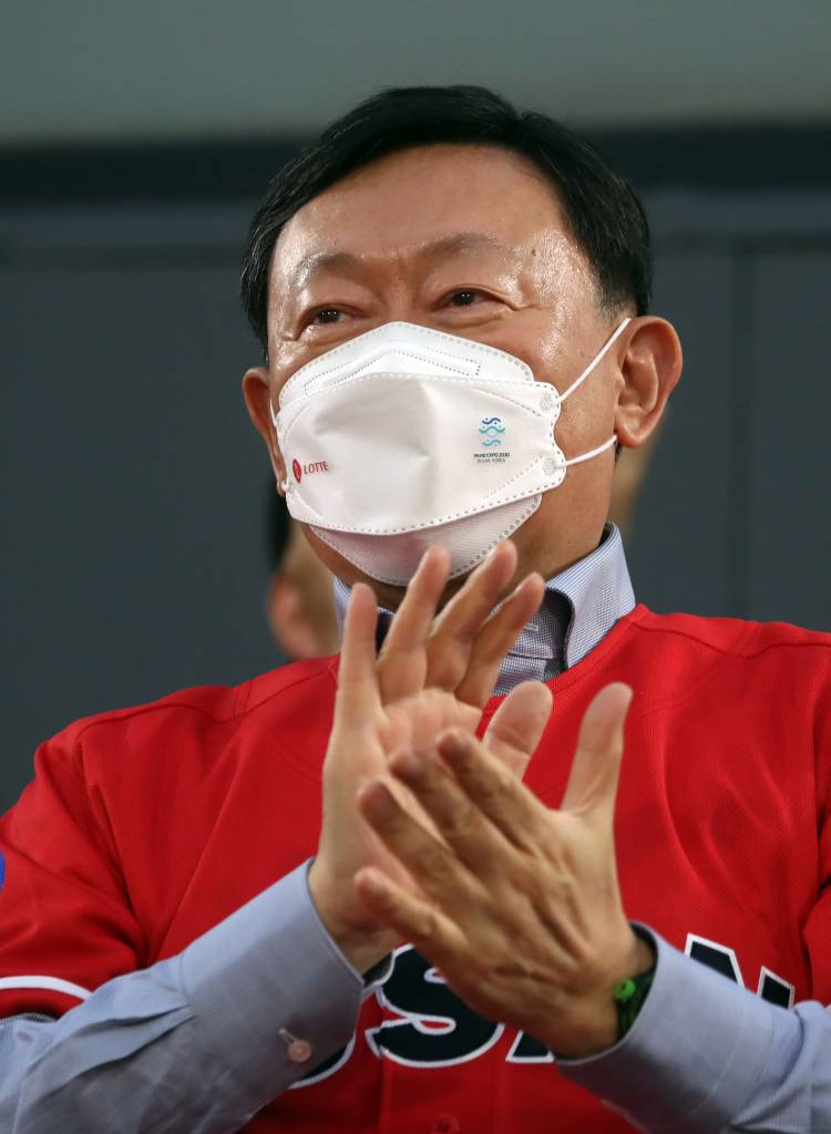 신동빈 회장이 최근 부산 사직야구장을 방문, 박수를 치고 있는 모습. 사진제공=뉴시스