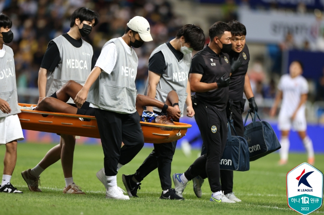 들것에 실려 경기장을 빠져나가는 인천유나이티드 에르난데스. /사진=한국프로축구연맹
