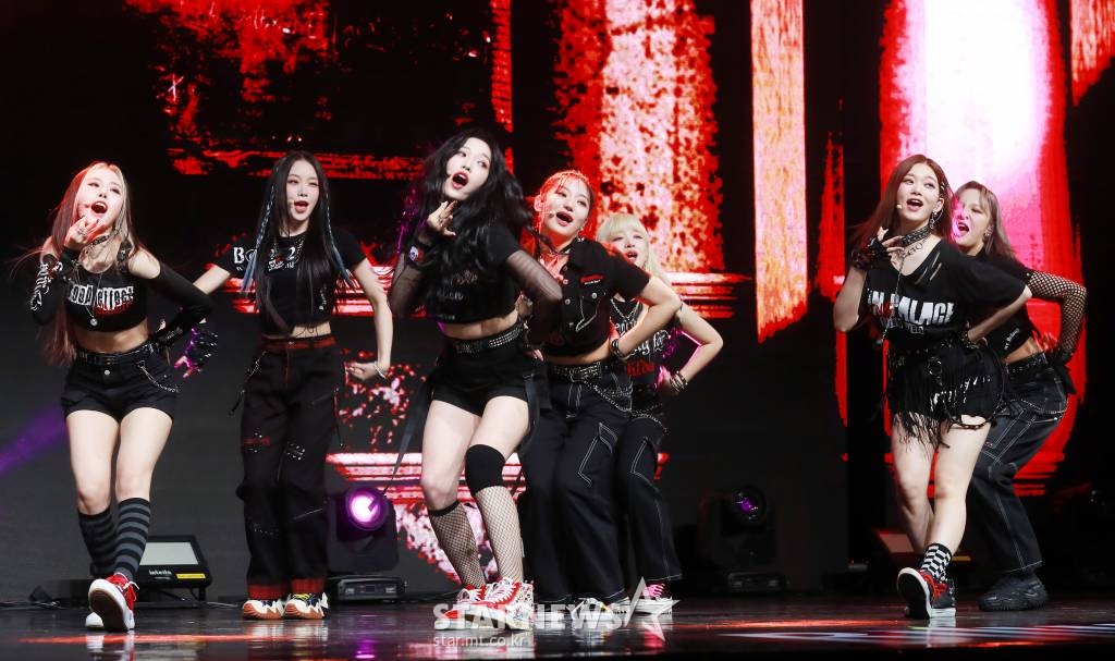 걸그룹 빌리(Billlie)가 31일 오후 서울 광진구 예스24라이브홀에서 진행된 세 번째 미니앨범 'the Billage of perception: chapter two'(더 빌리지 오브 퍼셉션: 챕터 투) 발매기념 쇼케이스에서신곡을 선보이고 있다. 이번 앨범에는 타이틀곡 RING ma Bell(what a wonderful world)를 비롯해 'my B = the Birth of emotion'(마이 비 = 더 벌스 오브 이모션), 'B'rave~a song for Matilda(브레이브~어 송 포 마틸다), $UN palace(Stroop effect), Mcguffins~who's the Joker?(맥거핀스 ~ 후즈 더 조커?), B@ck 2 where we Belong(백 투 웨어 위 빌롱 등 6곡이 수록됐다. /2022.08.31 /사진=이동훈 기자 photoguy@