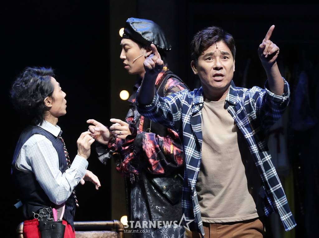 가수 겸 배우 임창정이 1일 오후 서울 송파구 롯데월드 샤롯데씨어터에서 진행된 뮤지컬 '미세스 다웃파이어' 프레스콜에 참석해 열연하고 있다. '다웃파이어'는 동명의 영화를 원작으로 한 작품으로, 이혼한 뒤 아이들이 보고 싶어 할머니로 분장해 전 부인의 가정부로 취직한 남성의 이야기를 코믹하게 담았다. 오는 11월까지 샤롯데씨어터에서 공연이 진행된다. 2022.09.01 /사진=김창현 기자 chmt@