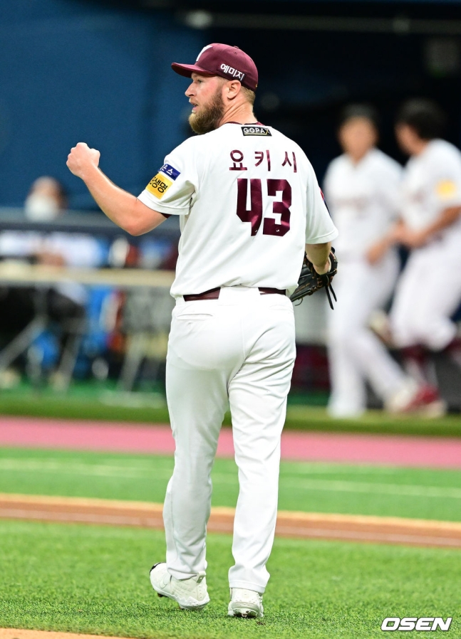 키움 에릭 요키시가 2일 서울특별시 구로구 고척스카이돔에서 열린 한화 이글스와 2022 신한은행 SOL KBO리그 정규시즌 홈경기 1회 2사 3루에서 김혜성이 공을 잡아내는 것을 본 뒤 주먹을 불끈 쥐고 있다.