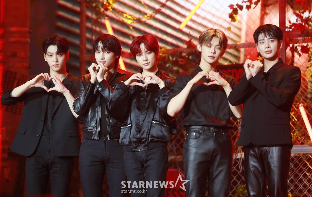 그룹 투모로우바이투게더(TOMORROW X TOGETHER)가 9일 오후 서울 광진구 예스24라이브홀에서 진행된 미니 4집 'minisode 2: Thursday's Child' 발매기념 쇼케이스에서 포즈를 취하고 있다. 이번 앨범에는 타이틀곡 'Good Boy Gone Bad'를 비롯해 'Opening Sequence', 'Trust Fund Baby', 'Lonely Boy'(네 번째 손가락 위 타투), 'Thursday's Child Has Far To Go' 등 5곡이 수록됐다. /2022.05.09 /사진=이동훈 기자 photoguy@