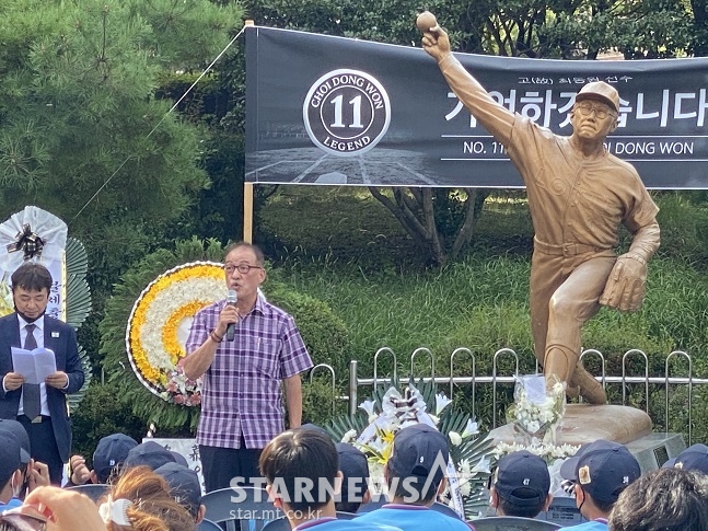 14일 부산 사직야구장 최동원 동상 앞에서 열린 최동원 11주기 행사에서 김용철(마이크 든 사람)이 추모사를 하고 있다. /사진=양정웅 기자