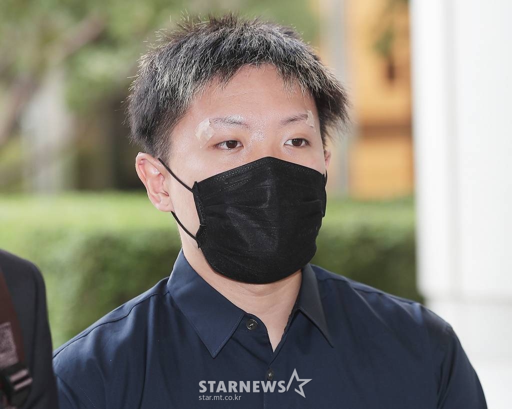 대마초 흡입 혐의를 받고 있는 래퍼 나폴라가 29일 오후 서울 서초구 중앙지방법원에서 진행된 공판기일을 마친 뒤 법정을 나서고 있다. 2022.09.29 /사진=김창현 기자 chmt@