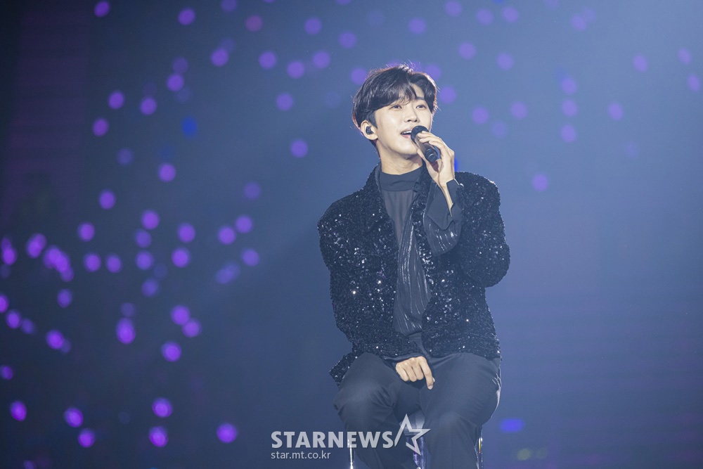 가수 임영웅이 전국 투어 콘서트의 마지막 서울 공연을 성공적으로 개최했다.   임영웅은 12일부터 14일까지 사흘간 서울 올림픽공원 체조경기장(KSPO DOME)에서 단독콘서트 'IM HERO'(아임 히어로)를 진행했다.  임영웅은 '아임 히어로' 콘서트를 통해 고퀄리티 무대 연출과 생생한 밴드 연주, 중독성 강한 안무 등 다채로운 무대를 150분간 펼쳐 '영웅시대'(팬클럽)의 눈과 귀를 만족시켰다. 서울 마지막 날 공연은 티빙 생중계로도 동시 송출돼 남녀노소 1090 세대가 안방 1열에서 임영웅과 함께 호흡했다. / 사진제공 = 물고기뮤직 /사진=김창현 기자 chmt@