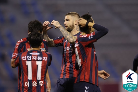 수원FC 공격수 라스(오른쪽에서 두 번째) 12일 오후 수원종합운동장에서 열린 프로축구 ‘하나원큐 K리그1 2022' 성남FC의 경기에서 역전골을 넣고 기뻐하고 있다. /사진=한국프로축구연맹 제공