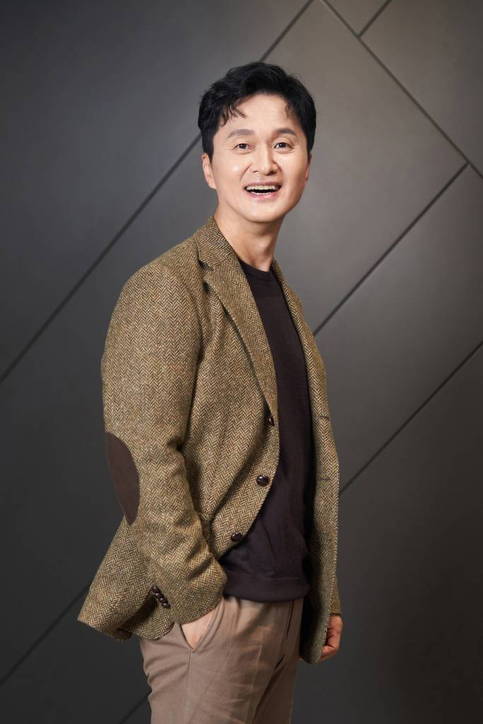 영화 '나를 죽여줘'(감독 최익환)의 주연배우 장현성이 13일 진행된 인터뷰를 위해 포즈를 취하고 있다. 선천적 지체장애를 가진 아들 '현재'와 유명 작가였지만 아들을 위해 헌신하는 아버지 '민석'이 서로에게 특별한 보호자가 되어주는 휴먼 힐링 드라마 '나를 죽여줘'는 오는 19일 개봉예정이다. /사진제공=트리플픽쳐스 2022.10.13 /사진=이동훈 기자 photoguy@