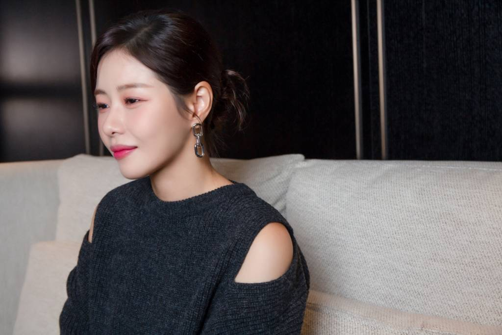 영화 '귀못'(감독 탁세웅)의 주연배우 박하나가 14일 진행된 라운드 인터뷰를 위해 포즈를 취하고 있다. 수살귀가 살고 있다는 흉흉한 소문이 가득한 저수지 근처, 사람이 죽어 나가는 대저택에 숨겨진 보석을 훔치기 위해 간병인으로 들어가게 된 '보영(박하나)'이 아이를 데려오면 안 된다는 금기를 깨고 자신의 아이를 몰래 데려가서 겪게 되는 사투를 그린 영화 '귀못'은 오는 19일 개봉예정이다. /사진제공=KBS 2022.10.14 /사진=이동훈 기자 photoguy@