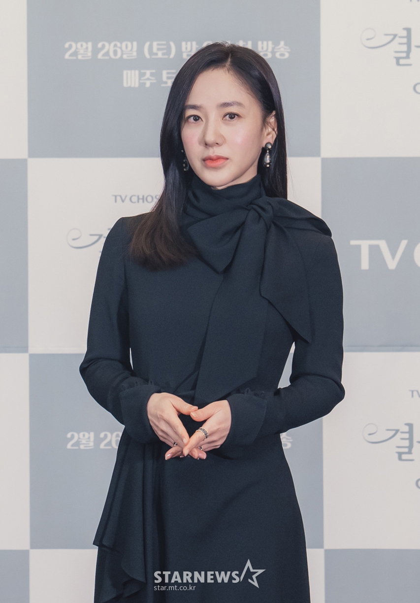 배우 박주미가 24일 오후 온라인 생중계로 진행된 TV조선 새 드라마 '결혼작사 이혼작곡3' 제작발표회에 참석해 포즈를 취하고 있다. 잘나가는 30대 부혜령(이가령 분), 40대 사피영(박주미 분), 50대 이시은(전수경 분)에게 닥친 상상도 못 했던 불행에 관한 이야기, 진실한 사랑을 찾는 부부들의 불협화음을 다룬 드라마 '결혼작사 이혼작곡3'은 오는 26일 첫 방송된다. /사진제공=TV조선 2022.02.24 /사진=이동훈 기자 photoguy@