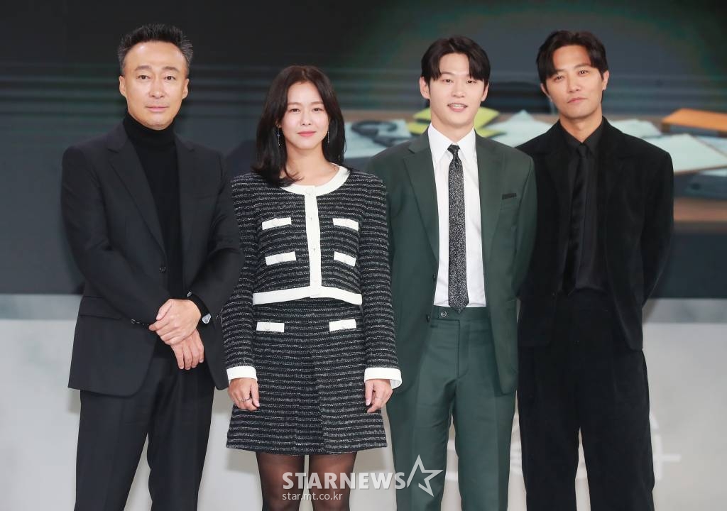 배우 이성민, 경수진, 이학주, 진구가 25일 오전 서울 강남구 그랜드 인터컨티넨탈 서울 파르나스에서 진행된 디즈니+ '형사록' 제작발표회에 참석해 포즈를 취하고 있다.  한 통의 전화와 함께 동료를 죽인 살인 용의자가 된 형사가 정체불명의 협박범 ‘친구’를 잡기 위해 자신의 과거를 쫓는 미스터리 수사극 '형사록'은 오는 26일 공개된다. /2022.10.25 /사진=이동훈 기자 photoguy@