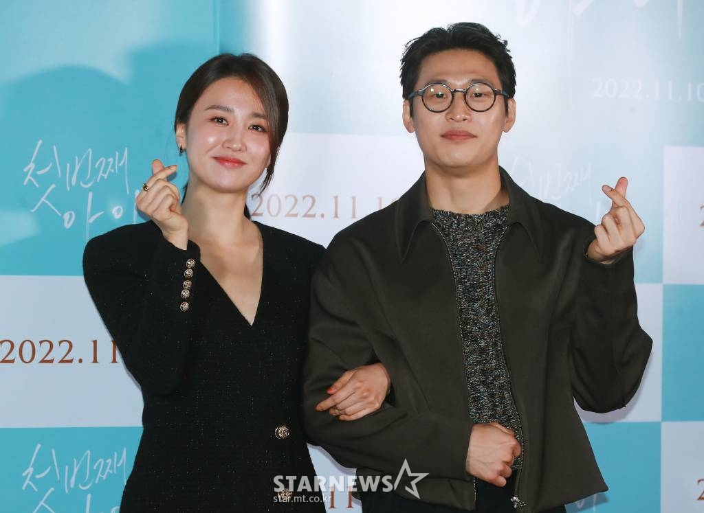 배우 박하선, 오동민이 27일 오후 서울 CGV용산아이파크몰에서 진행된 영화 '첫번째 아이'(감독 허정재) 언론시사회에 참석해 포즈를 취하고 있다. 육아휴직 후 복직한 여성이 직장과 가정에서 겪는 무수한 딜레마를 그린 여성 영화 '첫번째 아이'는 11월 10일 개봉한다. /2022.10.27 /사진=이동훈 기자 photoguy@