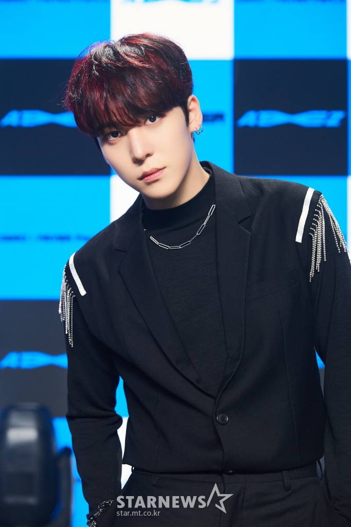 그룹 에이티즈(ATEEZ) 윤호가 13일 오후 온라인 생중계로 진행된 일곱 번째 미니 앨범 '제로 : 피버 파트 3(ZERO : FEVER Part.3)' 발매기념 쇼케이스에 앞서 포즈를 취하고 있다.   에이티즈의 이번 앨범은 더블 타이틀 곡 '이터널 선샤인'(Eternal Sunshine)과 '데자뷰'(Deja Vu)로 상반된 매력을 담아냈다. /사진제공=KQ엔터테인먼트 2021.09.13 /사진=이동훈 기자 photoguy@