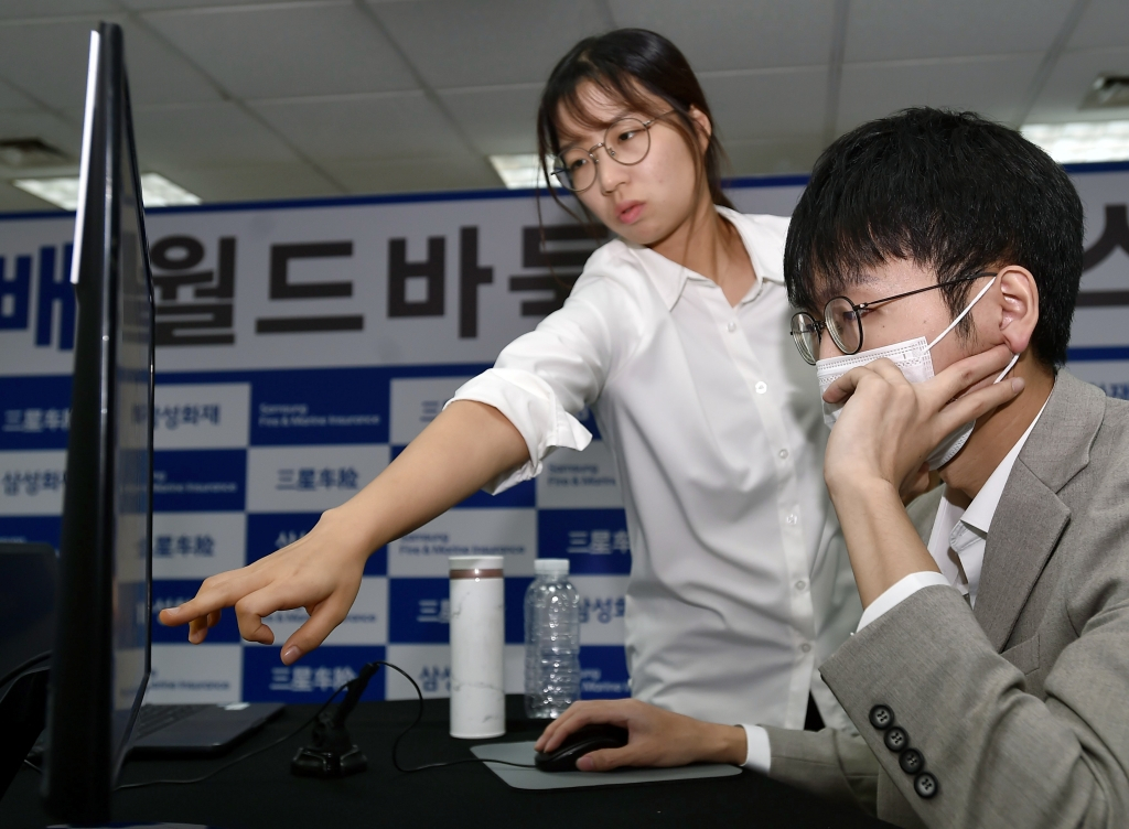 대국 후 복기 중인 최정 9단(왼쪽)과 신진서 9단. /사진=한국기원 제공