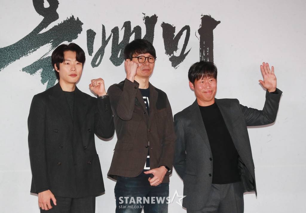 류준열, 안태진 감독, 유해진이 10일 오후 서울 CGV용산아이파크몰에서 진행된 영화 '올빼미'(감독 안태진) 언론시사회에 참석해 포즈를 하고 있다. 밤에만 앞이 보이는 맹인 침술사가 세자의 죽음을 목격한 후 진실을 밝히기 위해 벌이는 하룻밤의 사투를 그린 스릴러 '올빼미'는 오는 23일 개봉한다. /2022.11.10 /사진=이동훈 기자 photoguy@