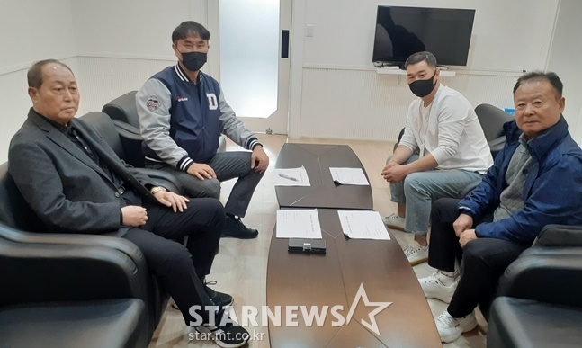 '2022 아마추어 스타대상' 수상자 선정위원회. 왼쪽부터 김인식 한국야구위원회(KBO) 총재 특별고문, 박보현 두산 베어스 스카우트, 이성준 LG 트윈스 스카우트, 이광열 대한야구소프트볼협회 경기력향상위원장. /사진=스타뉴스