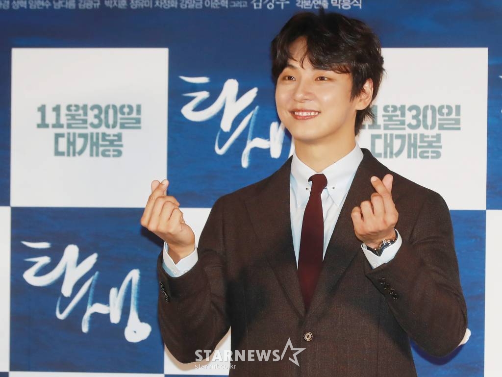 배우 윤시윤이 11일 오전 서울 CGV용산아이파크몰에서 진행된 영화 '탄생'(감독 박흥식) 제작발표회에 참석해 포즈를 취하고 있다. 한국인 첫 사제 김대건 신부의 일대기를 다룬 영화 ‘탄생’은 오는 30일 개봉한다. /2022.11.11 /사진=이동훈 기자 photoguy@
