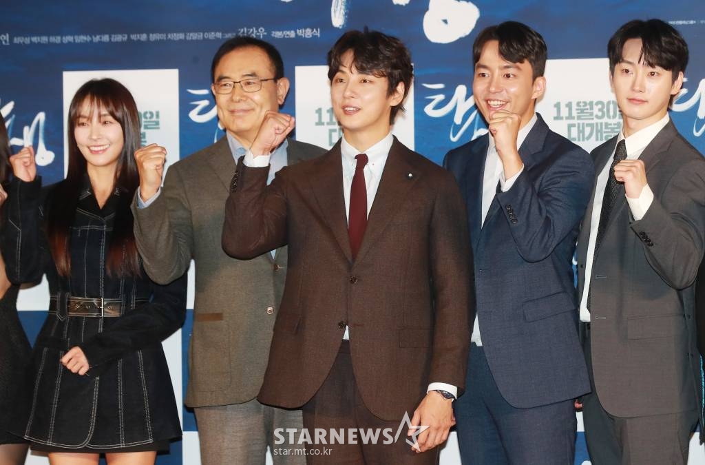 배우 정유미, 박흥식 감독, 배우 윤시윤, 박지훈, 하경이 11일 오전 서울 CGV용산아이파크몰에서 진행된 영화 '탄생'(감독 박흥식) 제작발표회에 참석해 포즈를 취하고 있다. 한국인 첫 사제 김대건 신부의 일대기를 다룬 영화 ‘탄생’은 오는 30일 개봉한다. /2022.11.11 /사진=이동훈 기자 photoguy@