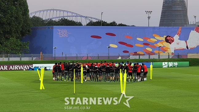 27일 카타르 도하 어스파이어존 훈련장에서 한국전 대비 공식 훈련을 앞두고 의지를 다지고 있는 가나 대표팀 선수들. /사진=김명석 기자