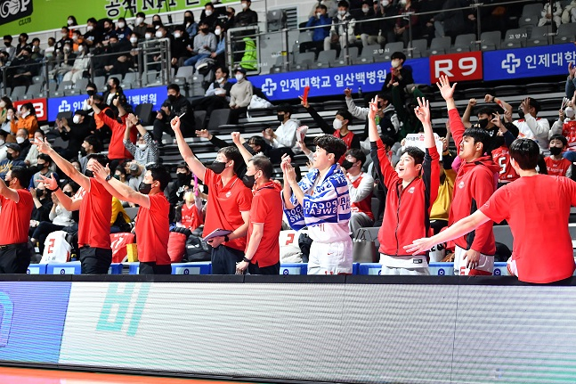 서울 SK 선수단이 29일 고양체육관에서 열린 2022~2023 SKT 에이닷 프로농구 2라운드 고양 캐롯과 원정경기에서 환호하고 있다. /사진=KBL 제공
