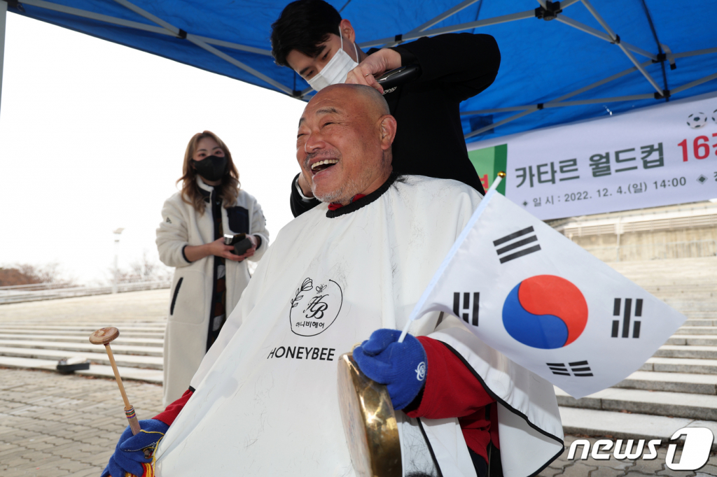 (서울=뉴스1) = 서울 마포구 홍보대사 가수 김흥국이 4일 오후 상암동 월드컵경기장에서 카타르 월드컵 16강 진출 공약의 일환으로 삭발을 하고 있다. (마포구 제공) 2022.12.4/뉴스1  Copyright (C) 뉴스1. All rights reserved. 무단 전재 및 재배포 금지. /사진=뉴스1