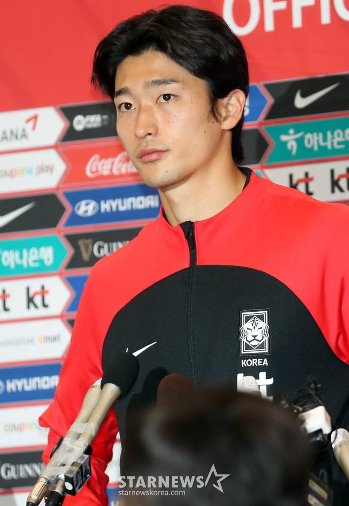 12년 만에 2022 카타르 월드컵 16강 진출을 이룬 축구국가대표 조규성이 7일 오후 인천국제공항을 통해 입국한 뒤 인터뷰를 하고 있다, 2022.12.07 /사진=임성균 기자 tjdrbs23@