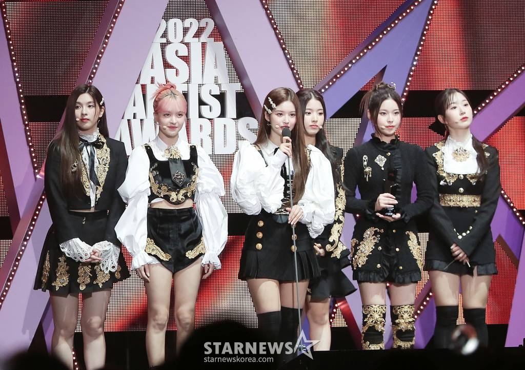 걸그룹 엔믹스가 13일 오후 일본 나고야 니혼가이시홀에서 열린 스타뉴스-미디어보이 주최 '2022 Asia Artist Awards IN JAPAN'(2022 아시아 아티스트 어워즈, 이하 2022 AAA)에서 이모티브를 수상한 뒤 소감을 말하고 있다. 스타뉴스와 미디어보이가 주최하고 Asia Artist Awards 조직위원회와 더스타파트너, 컬쳐 엔터테인먼트가 공동 주관하는 글로벌 NO.1 시상식 '2022 AAA'에는 올 한 해 동안 국내외에서 많은 사랑을 받은 가수, 배우들이 참석해 눈을 뗄 수 없는 화려한 글로벌 축제의 장을 펼친다. 2022.12.13 /사진=김창현 기자 chmt@