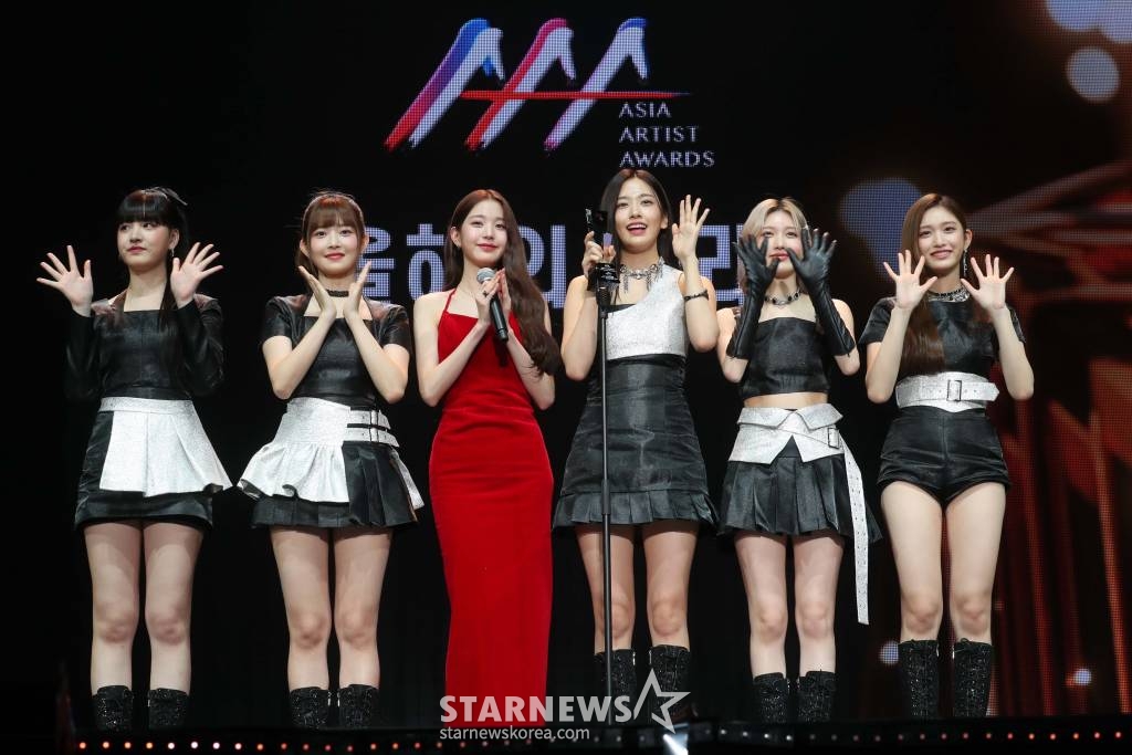 그룹 아이브가 13일 오후 일본 나고야 니혼가이시홀에서 열린 스타뉴스-미디어보이 주최 '2022 Asia Artist Awards IN JAPAN'(2022 아시아 아티스트 어워즈, 이하 2022 AAA)에서 AAA대상 올해의 노래상을 수상하고 소감을 말하고 있다. 스타뉴스와 미디어보이가 주최하고 Asia Artist Awards 조직위원회와 더스타파트너, 컬쳐 엔터테인먼트가 공동 주관하는 글로벌 NO.1 시상식 '2022 AAA'에는 올 한 해 동안 국내외에서 많은 사랑을 받은 가수, 배우들이 참석해 눈을 뗄 수 없는 화려한 글로벌 축제의 장을 펼친다. 2022.12.13 /사진=임성균 기자 tjdrbs23@